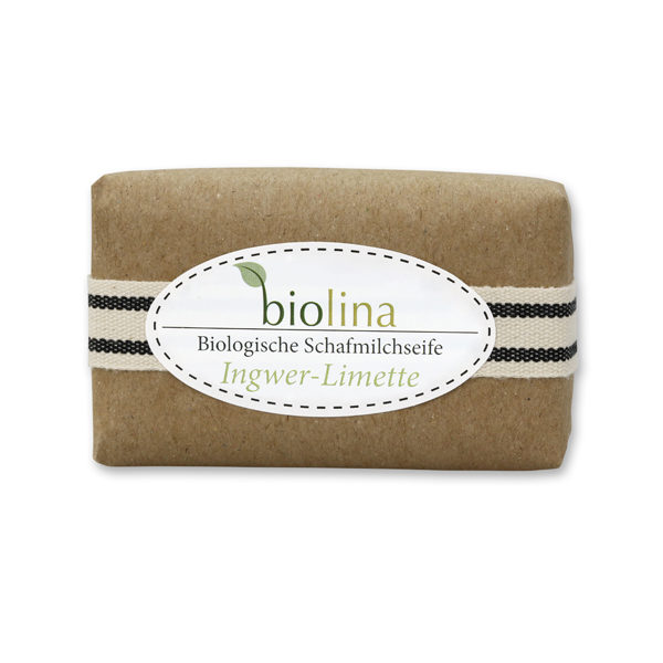 Biolina Schafmilchseife 100g verpackt mit braunem Papier und Dekoband gestreift, Ingwer Limette 