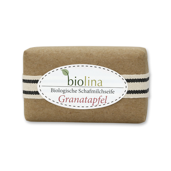 Biolina Schafmilchseife 100g verpackt mit braunem Papier und Dekoband gestreift, Granatapfel 
