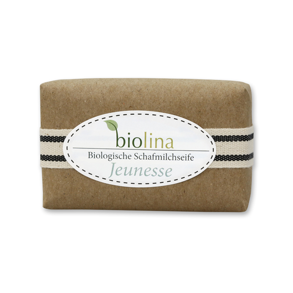 Biolina Schafmilchseife 100g verpackt mit braunem Papier und Dekoband gestreift, Jeunesse 