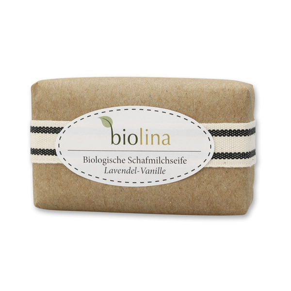 Biolina Schafmilchseife 100g verpackt mit braunem Papier und Dekoband gestreift, Lavendel Vanille 