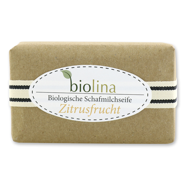 Biolina Schafmilchseife 200g verpackt mit braunem Papier und Dekoband gestreift, Zitrusfrucht 