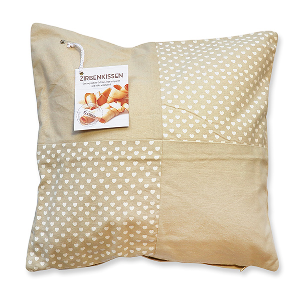 Zirbenpolster 40x40cm beige mit Herzen befüllt mit Zirbenspänen 