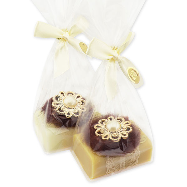 Schafmilchseife eckig 100g dekoriert mit  Puschel in Cello, Classic/Zirbe 