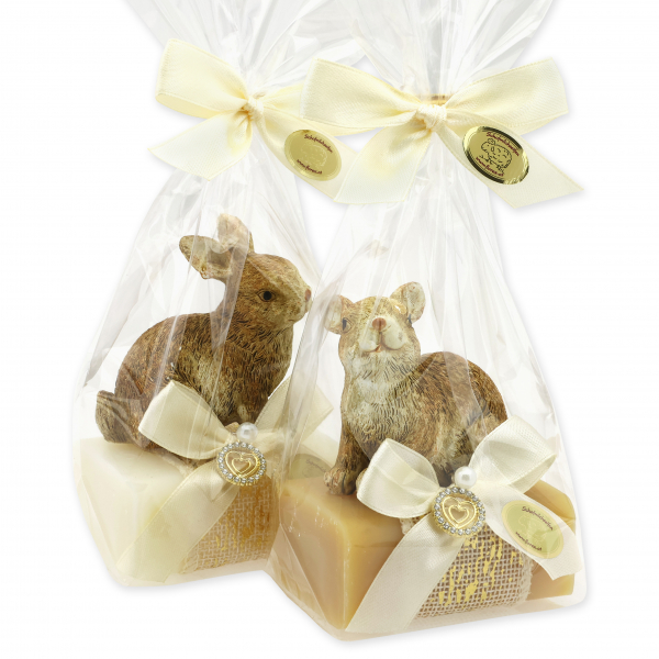 Schafmilchseife eckig 100g dekoriert mit Hase in Cello, Classic/Zirbe 