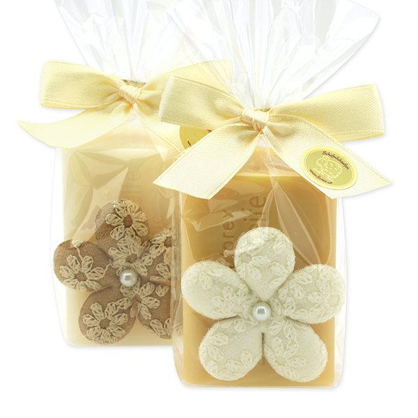 Schafmilchseife eckig 100g dekoriert mit Blume in Cello, Classic/Zirbe 