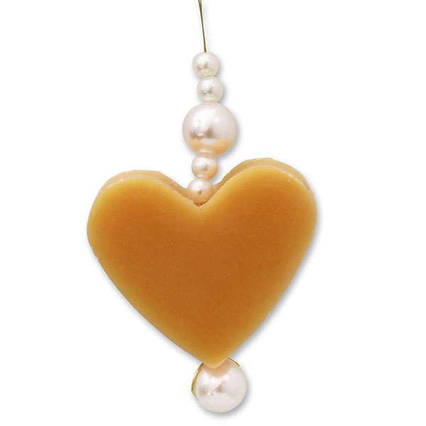 Schafmilchseife Herz mittel 23g hängend dekoriert mit Perlen, Zirbe 