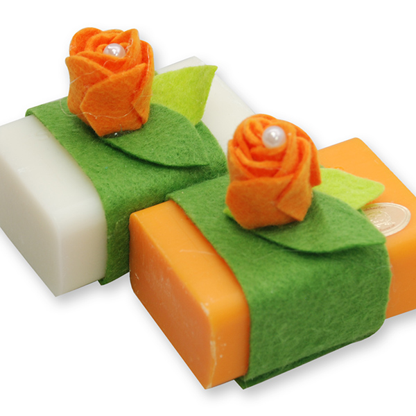 Schafmilchseife eckig 100g, dekoriert mit Filzblüte orange, Classic/Freesie 