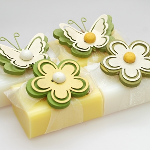 Schafmilchseife eckig 100g, dekoriert mit Schmetterling/Blume, Classic/Kamille 