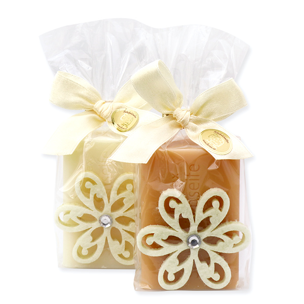 Schafmilchseife eckig 100g, dekoriert mit Filzblume in Cello, Classic/Quitte 