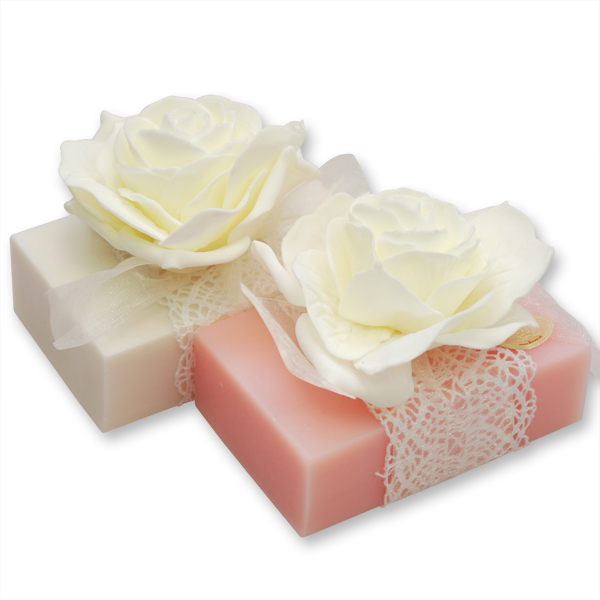 Schafmilchseife eckig 150g, dekoriert mit Rose, Schneerose/Pfingstrose 