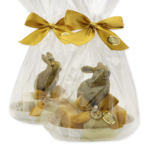 Schafmilchseife eckig 150g auf Seifenschale dekoriert mit Hase in Cello, Schneerose/Zirbe 