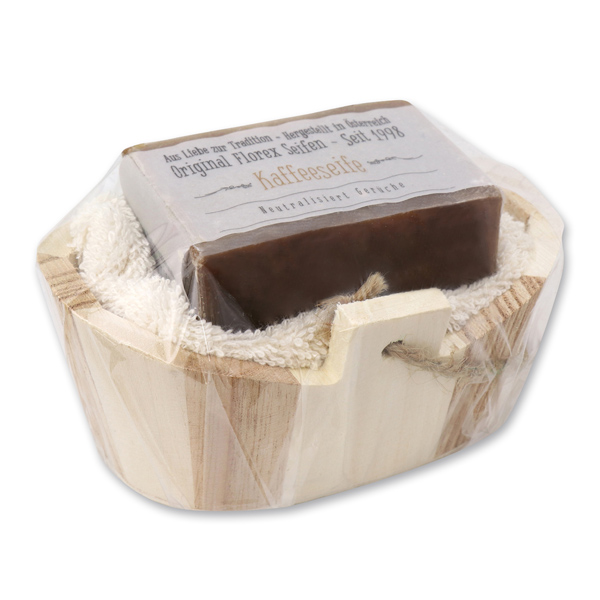 Spezialseife kaltgerührt und Waschlappen im Holzkorb in Cello, Kaffee Seife 
