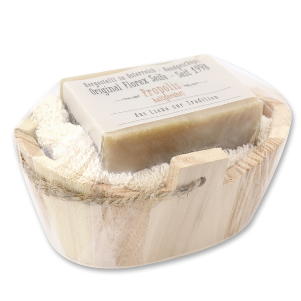 Spezialseife kaltgerührt und Waschlappen im Holzkorb in Cello, Propolis 