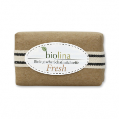 Biolina Schafmilchseife 100g verpackt mit braunem Papier und Dekoband gestreift, Fresh 