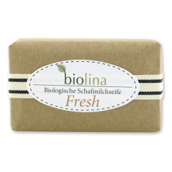 Biolina Schafmilchseife 200g verpackt mit braunem Papier und Dekoband gestreift, Fresh 
