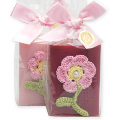 Schafmilchseife eckig 100g, dekoriert mit Häkelblume in Cello, Magnolie/Malvenblüte 
