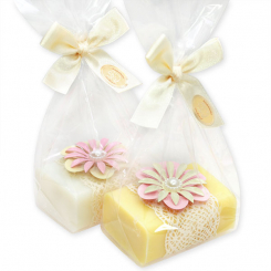 Schafmilchseife eckig 100g, dekoriert mit Blume in Cello, Classic/Kamille 
