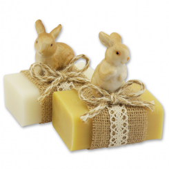 Schafmilchseife eckig 100g dekoriert mit Hase in Cello, Classic/Zirbe 