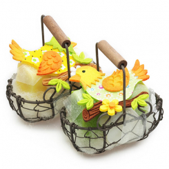 Drahtkorb gefüllt mit Schafmilchseife 100g und Blume 20g Classic, dekoriert mit Vogel, Birne/Frangipani 
