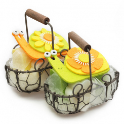 Drahtkorb gefüllt mit Schafmilchseife 100g und Blume 20g Classic, dekoriert mit Schnecke, Birne/Frangipani 