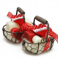 Drahtkorb gefüllt mit Schafmilchseife eckig 100g und Herz mittel 23g, dekoriert mit Herz, Classic/Granatapfel 