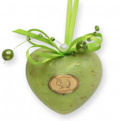 Schafmilchseife Herz mollig 30g hängend, dekoriert mit Perlenband, Eisenkraut 