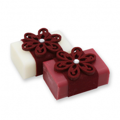 Schafmilchseife eckig 100g, dekoriert mit Filzblume und Filzband, Classic/Waldbeere 