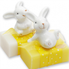 Schafmilchseife eckig 100g dekoriert mit Hase, Classic/Himmelschlüssel 