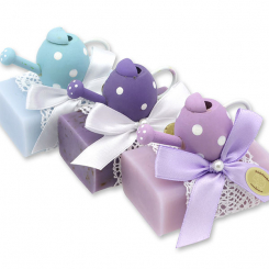 Schafmilchseife eckig 100g dekoriert mit Gießkanne, Vergissmeinnicht/Lavendel/Flieder 