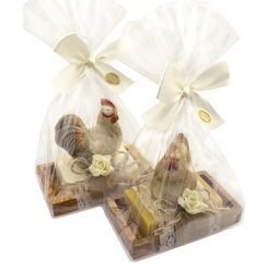 Schafmilchseife eckig 150g auf Seifenschale dekoriert mit Hahn/Huhn in Cello, Classic/Zirbe 