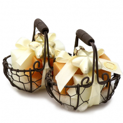 Drahtkorb gefüllt mit Schafmilchseife eckig 100g und Stern 20g dekoriert mit Stern, Classic/Zirbe 