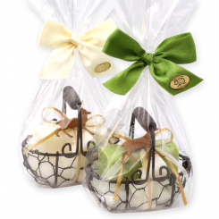 Drahtkorb gefüllt mit Schafmilchseife eckig 100g und Tannenbaum 16g dekoriert mit Filzhirsch in Cello, Classic/Eisenkraut 