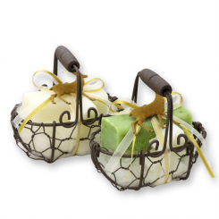 Drahtkorb gefüllt mit Schafmilchseife eckig 100g und Tannenbaum 16g dekoriert mit Filzhirsch, Classic/Eisenkraut 