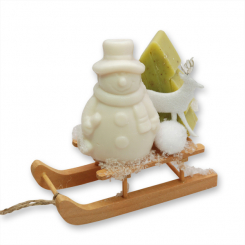 Schafmilchseife Schneemann 40g und Baum 24g auf Holzschlitten dekoriert mit Hirsch, Classic/Eisenkraut 