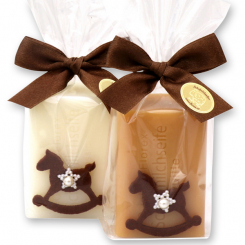 Schafmilchseife eckig 100g dekoriert mit Filz-Schaukelpferd in Cello, Classic/Quitte 