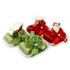 Schafmilchseife eckig 150g auf Seifenschale dekoriert mit Weihnachtsfiguren, Eisenkraut/Granatapfel 
